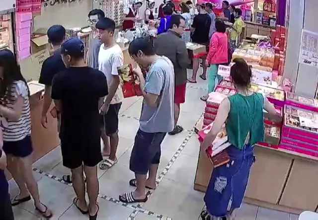 如入無人之境!大膽女搜括名店禮盒 放好又來偷第二輪