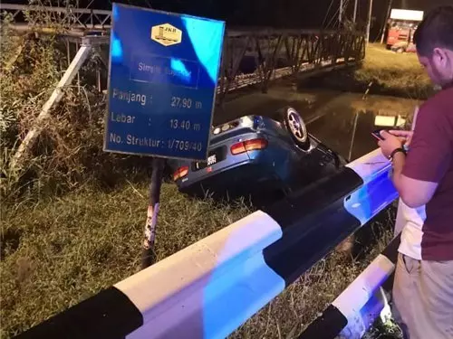 車撞入稻田河溝司機受困溺斃
