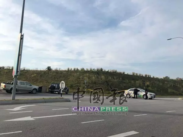 大馬今日凌晨上演警匪片!2華裔男匪開槍對戰警察,遭擊斃!