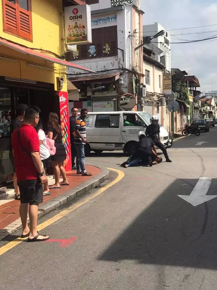 大馬今日凌晨上演警匪片!2華裔男匪開槍對戰警察,遭擊斃!