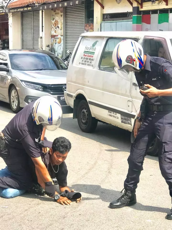 大馬今日凌晨上演警匪片!2華裔男匪開槍對戰警察,遭擊斃!