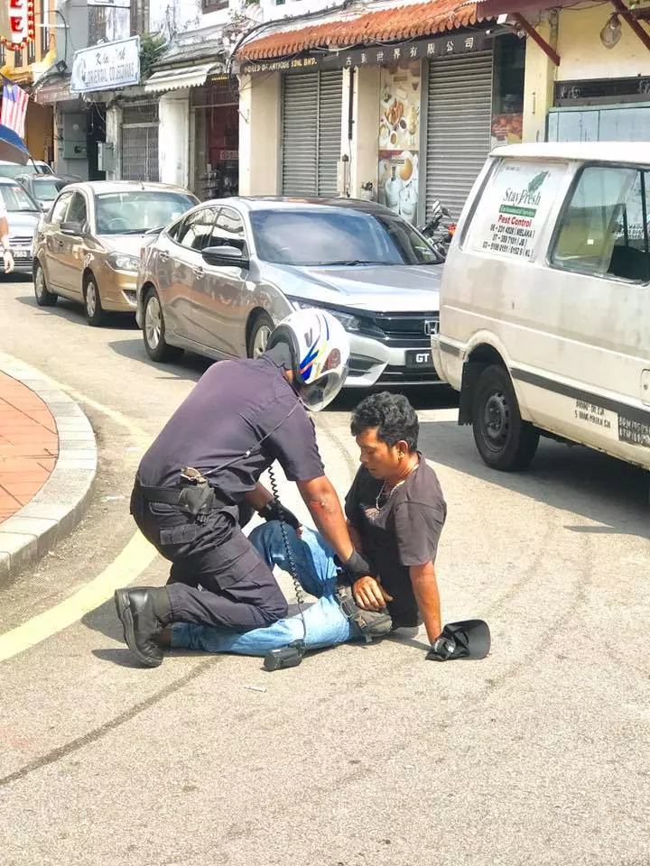 大馬今日凌晨上演警匪片!2華裔男匪開槍對戰警察,遭擊斃!