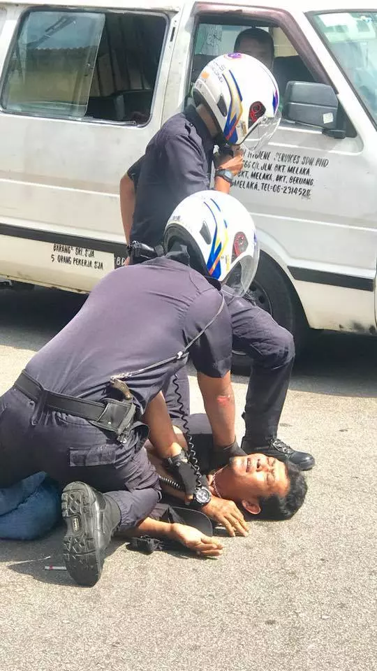 大馬今日凌晨上演警匪片!2華裔男匪開槍對戰警察,遭擊斃!