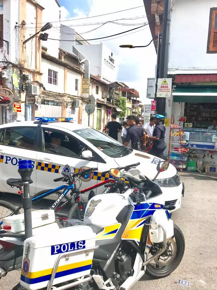 大馬今日凌晨上演警匪片!2華裔男匪開槍對戰警察,遭擊斃!