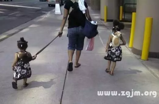 家長注意!甲洞霸級市場出現拐賣兒童事件?一華裔女郎強拖4歲女童,嘴裡還一直念叨一句話!