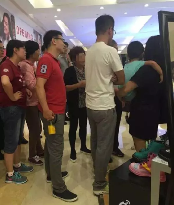 家長注意!甲洞霸級市場出現拐賣兒童事件?一華裔女郎強拖4歲女童,嘴裡還一直念叨一句話!