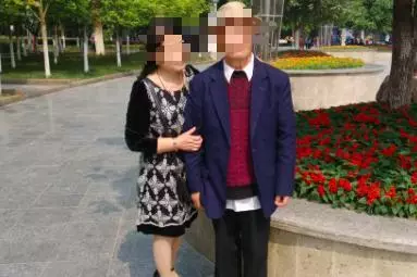 拆遷得100萬,父親全給女兒,兒子不服去搶,回到家卻跪下了