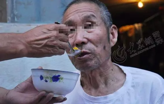 拆遷得100萬,父親全給女兒,兒子不服去搶,回到家卻跪下了