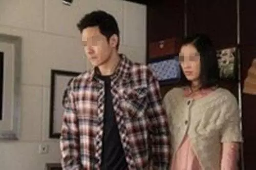 帶女友回家見父母,她搶著幫忙喂豬,送走女友後,媽說她不能娶