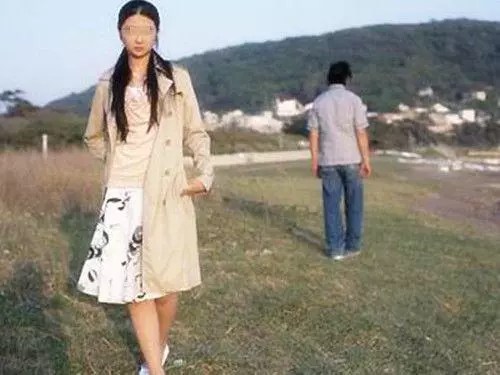 帶女友回家見父母,她搶著幫忙喂豬,送走女友後,媽說她不能娶