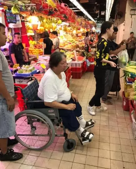 【越來越大~】肚子上的游泳圈該減了!洪金寶外出老婆緊跟著全程照顧~