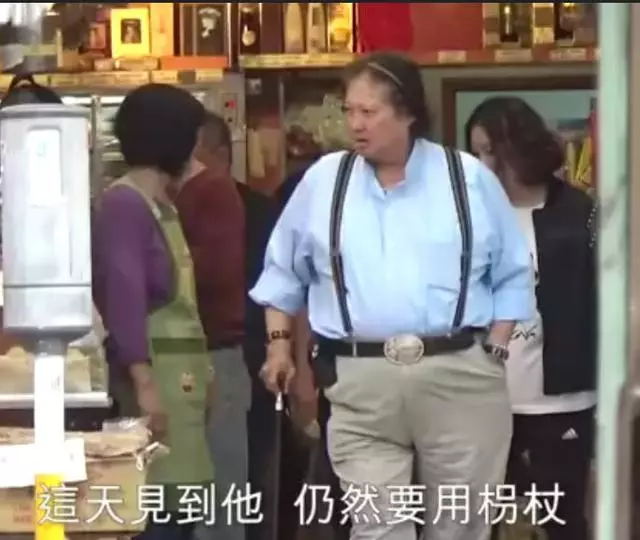 【越來越大~】肚子上的游泳圈該減了!洪金寶外出老婆緊跟著全程照顧~
