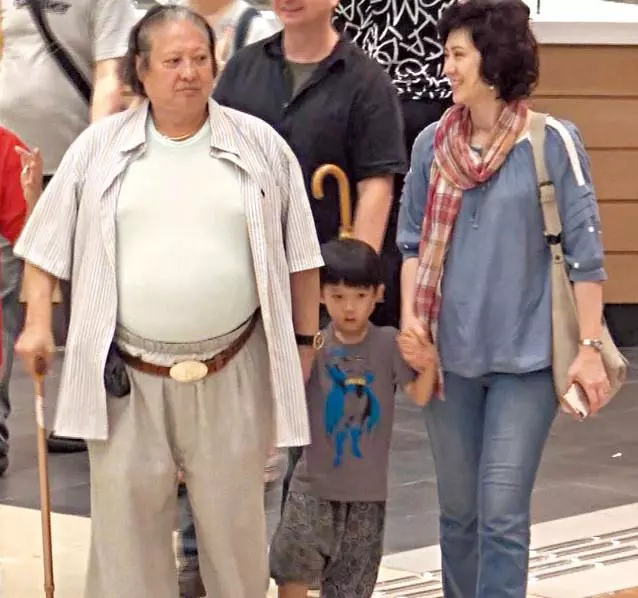【越來越大~】肚子上的游泳圈該減了!洪金寶外出老婆緊跟著全程照顧~