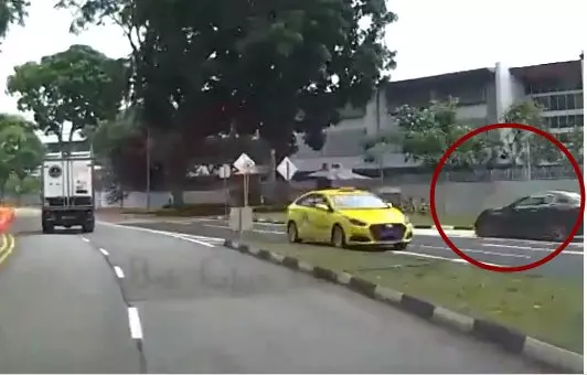 疑不滿羅厘阻去路 傑出教授駕名車越路堤 逆行超車 | 中國報 China Press