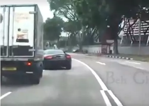 疑不滿羅厘阻去路 傑出教授駕名車越路堤 逆行超車 | 中國報 China Press