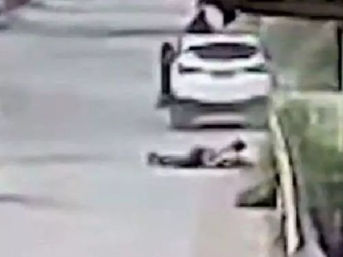 回頭訓斥女兒!駕駛轉彎輾斃6歲女童