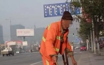 環衛工打掃剮蹭寶馬車,車主訛錢要索賠5萬,兒子一來車主瞬間慌了神!