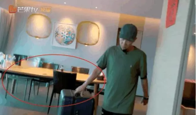 Jasper家到底多有錢?陳小春給應采兒收拾行李時,鏡頭不小心暴露