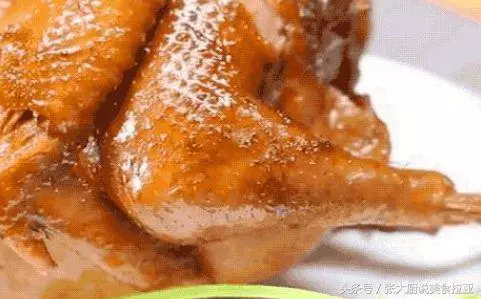 老婆把整隻雞放進電飯鍋,沒加一滴水,出鍋後我連骨頭都不放過