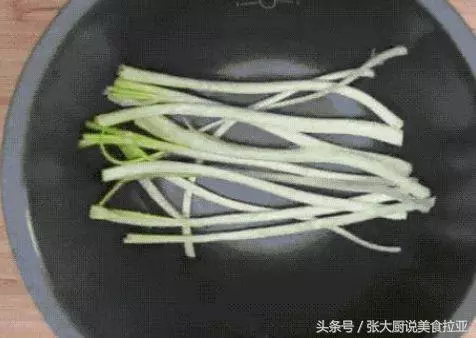 老婆把整隻雞放進電飯鍋,沒加一滴水,出鍋後我連骨頭都不放過