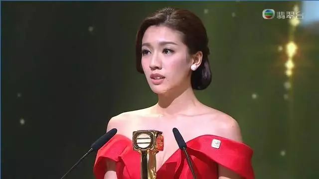 為新劇角色搏到盡!27歲獲捧花旦親自操刀剪掉長發~