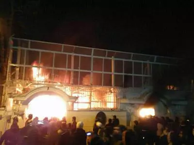 攻擊開始?伊朗領事館突然遭襲,燃起熊熊大火,美:保護好美國人