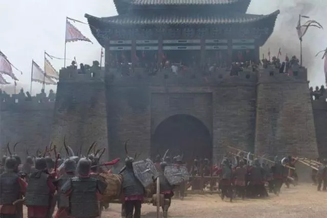 古代攻城,為什麼不直接把梯子推倒?專家:魯班發明的你能推倒?