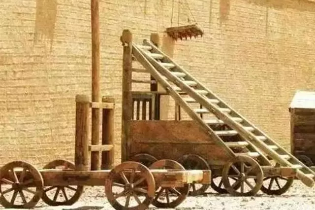 古代攻城,為什麼不直接把梯子推倒?專家:魯班發明的你能推倒?