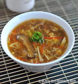 酸辣湯正宗做法,這道湯酸爽開胃,只需三分鐘就搞定!