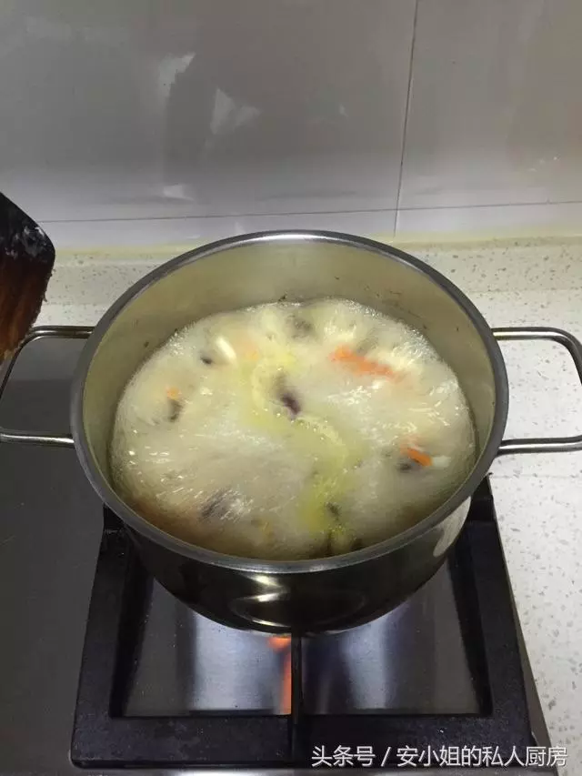 酸辣湯正宗做法,這道湯酸爽開胃,只需三分鐘就搞定!