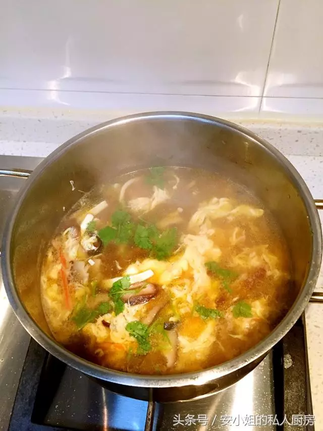 酸辣湯正宗做法,這道湯酸爽開胃,只需三分鐘就搞定!