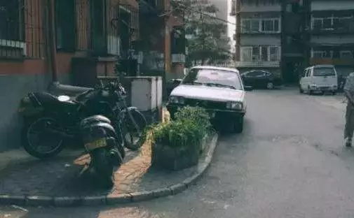 小資夫妻把「13坪老公寓」改造成嶄新豪宅,一看到裡面除了「獨立衣帽間+100雙鞋架」還有...讓人驚呼不已!