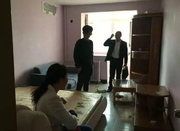小資夫妻把「13坪老公寓」改造成嶄新豪宅,一看到裡面除了「獨立衣帽間+100雙鞋架」還有...讓人驚呼不已!