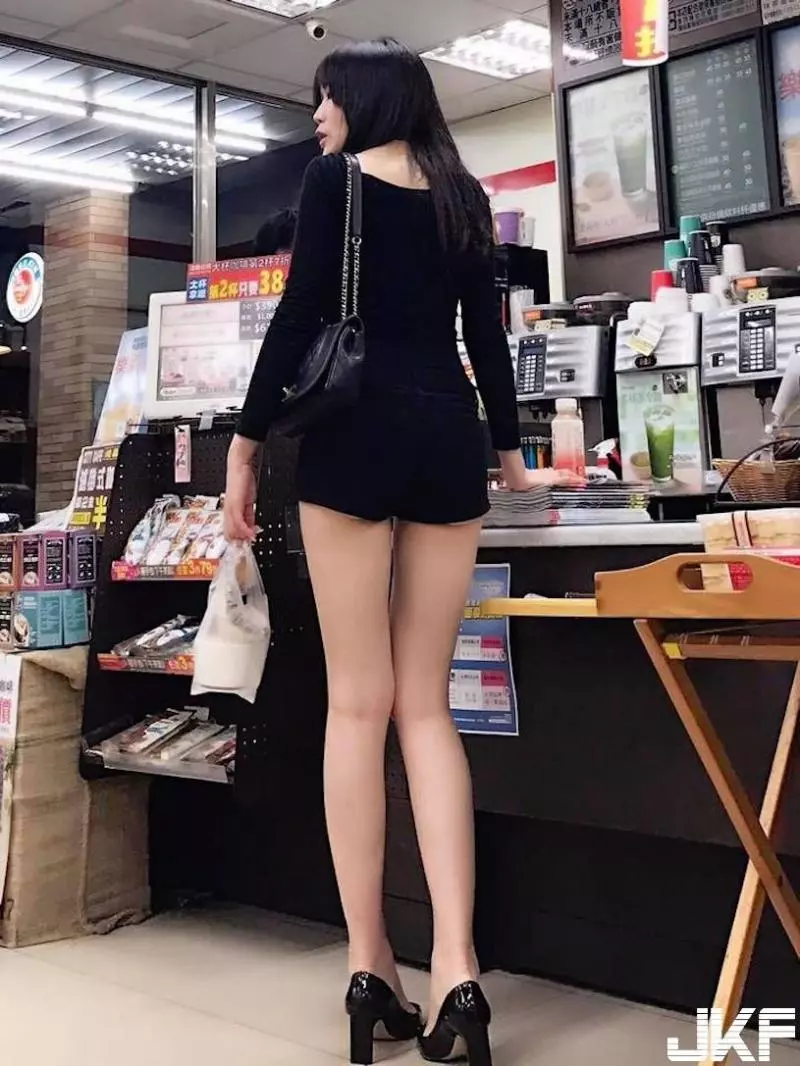 好邪惡!Line瘋傳「7-11長腿妹」終於被神到了!超逆天「雪白大腿」真叫人受不了 -