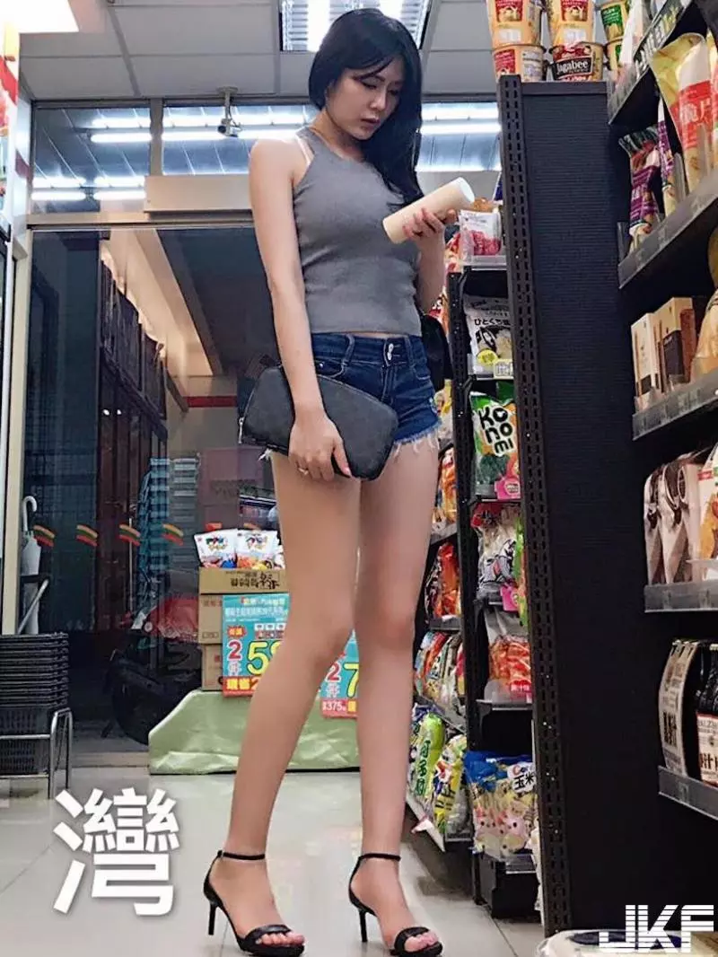 好邪惡!Line瘋傳「7-11長腿妹」終於被神到了!超逆天「雪白大腿」真叫人受不了 -