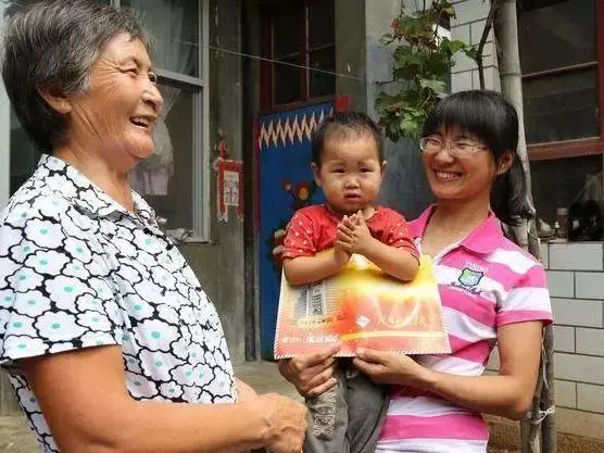 媽來城裡看我,我帶她去吃飯,結帳時服務員一番話,我無地自容