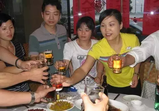 媽來城裡看我,我帶她去吃飯,結帳時服務員一番話,我無地自容