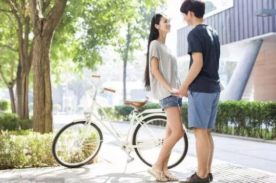 我剛買新房,婆婆就帶小姑子登門,看到小姑子的朋友圈我哭笑不得