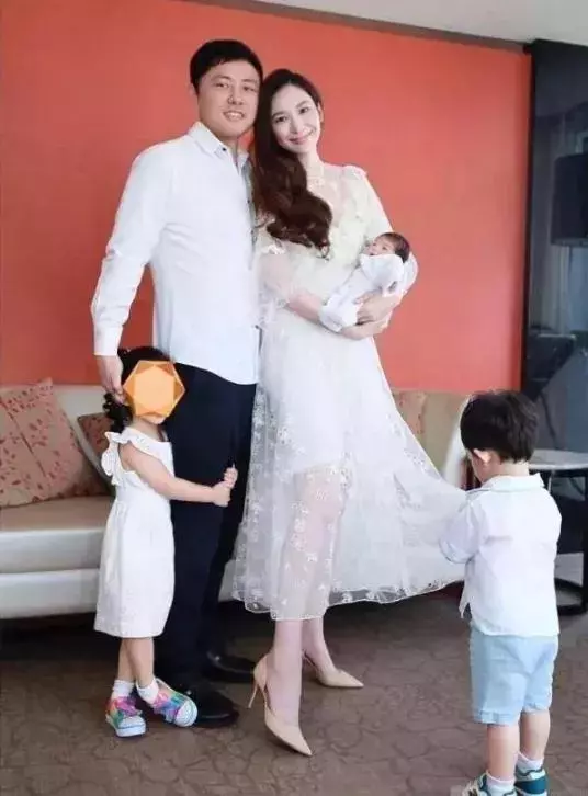 吳佩慈近照難掩老態,同為豪門生子無名份的女星命運卻大不相同!