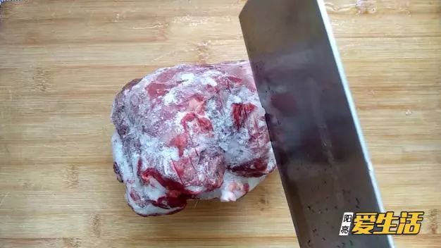 別用水泡硬如石頭的凍肉!一招不損口感快速解凍