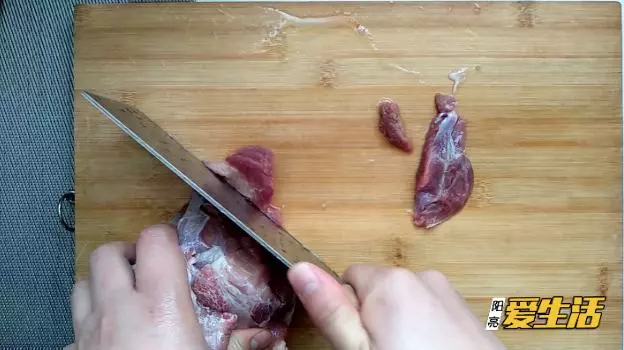 別用水泡硬如石頭的凍肉!一招不損口感快速解凍