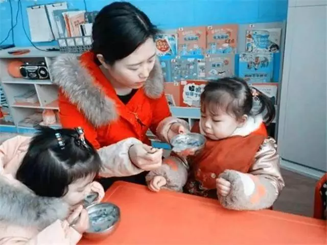 家長罵哭幼師,只因為沒及時回家長微信,網友:太野蠻