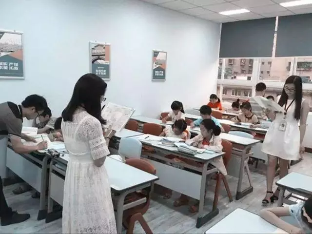 家長罵哭幼師,只因為沒及時回家長微信,網友:太野蠻