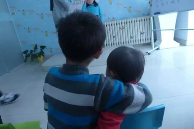 幼兒園妹妹在校門口等初中哥哥放學,那畫面讓很多人有生二胎衝動