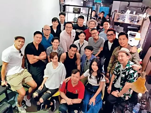有富二代男友支持薛凱琪過得很輕鬆?和助理喝下午茶玩自拍~