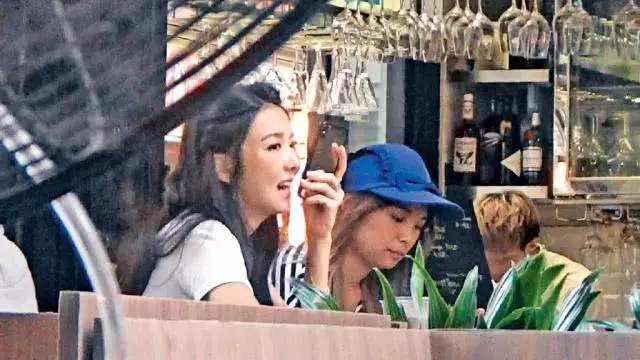 有富二代男友支持薛凱琪過得很輕鬆?和助理喝下午茶玩自拍~