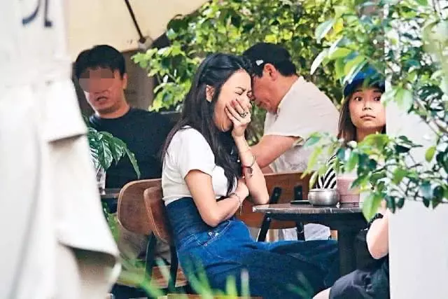 有富二代男友支持薛凱琪過得很輕鬆?和助理喝下午茶玩自拍~