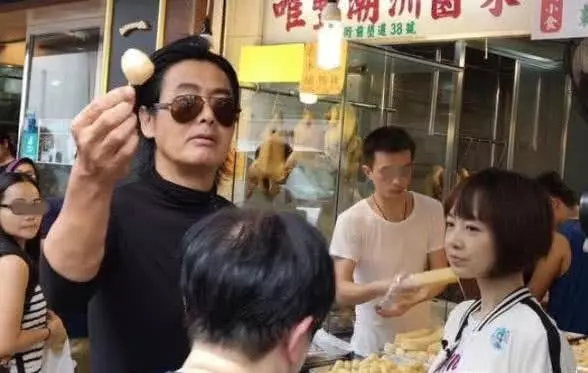 周潤發錄節目當街派魚蛋,當大家的視線都在發哥身上時,而發嫂卻一直在鏡頭後默默幫助!