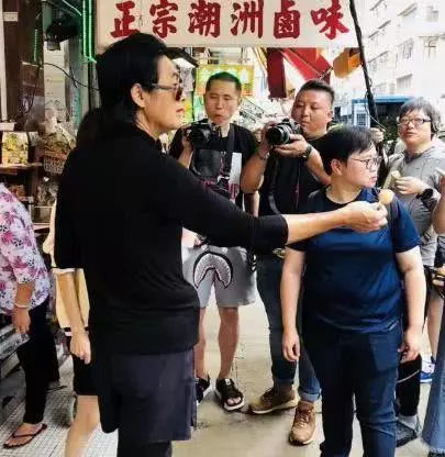 周潤發錄節目當街派魚蛋,當大家的視線都在發哥身上時,而發嫂卻一直在鏡頭後默默幫助!