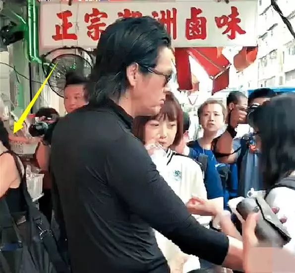 周潤發錄節目當街派魚蛋,當大家的視線都在發哥身上時,而發嫂卻一直在鏡頭後默默幫助!